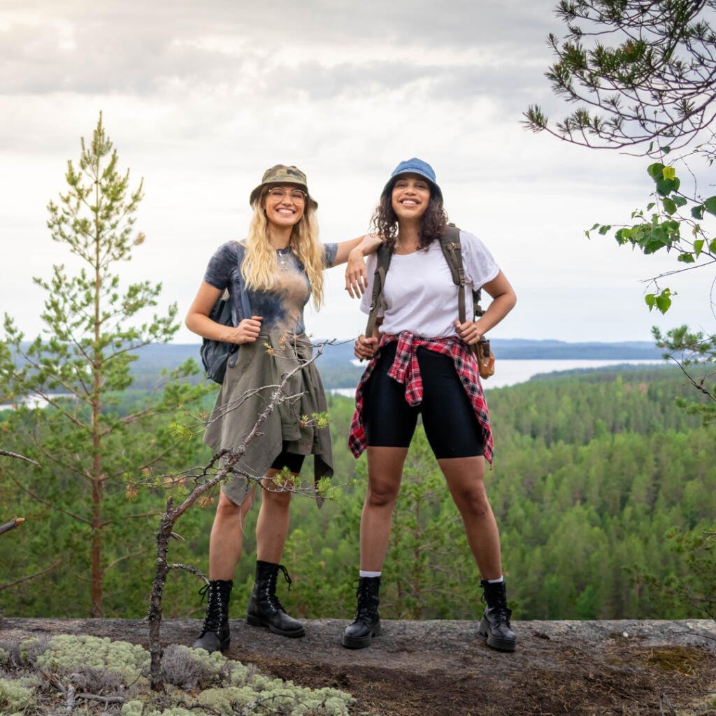 Etelä-Konneveden kansallispuisto, naiset retkeilemässä