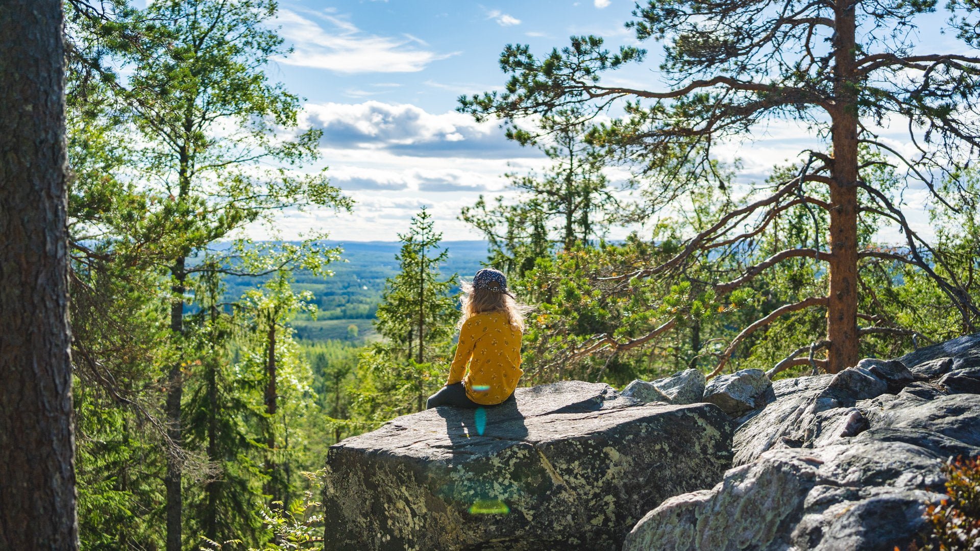 Pisan luonnonsuojelualue, poika katsoo maisemia