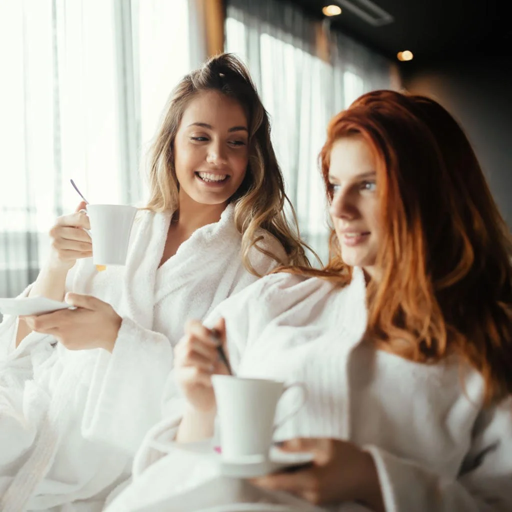 Hotellinautiskelua saunatakit päällä. Tahkon ja Kuopion hotelleissa. Kuvituskuva.