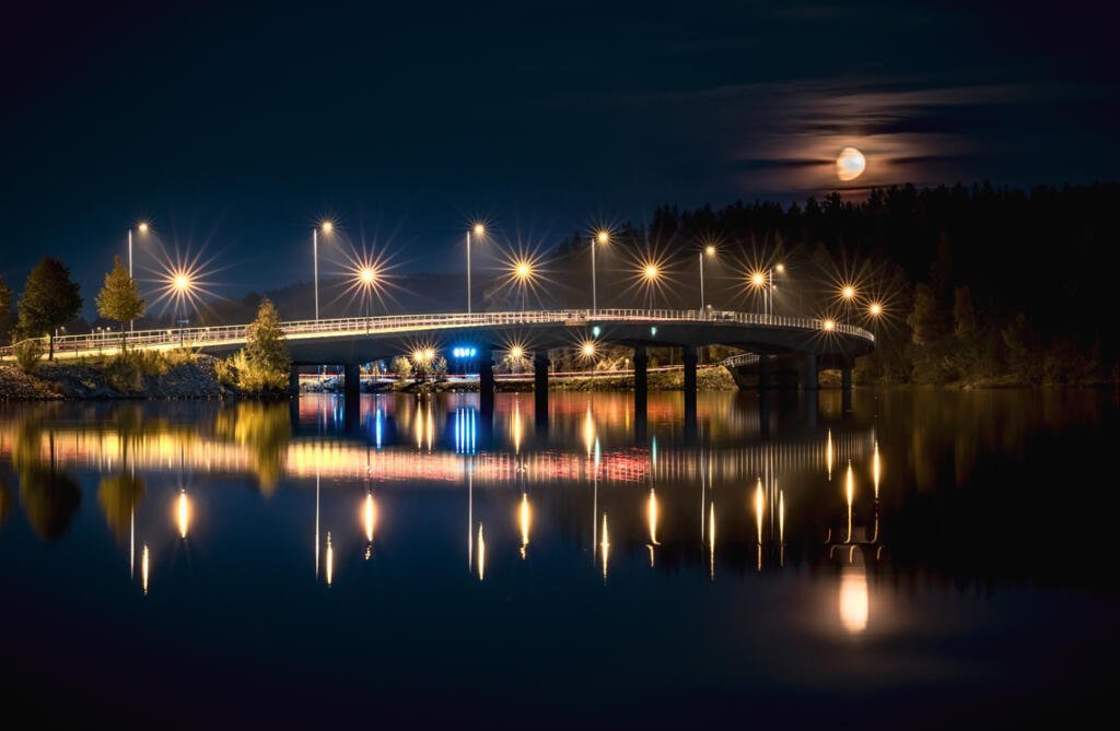 Saaristokaupunki, silta iltamärässä