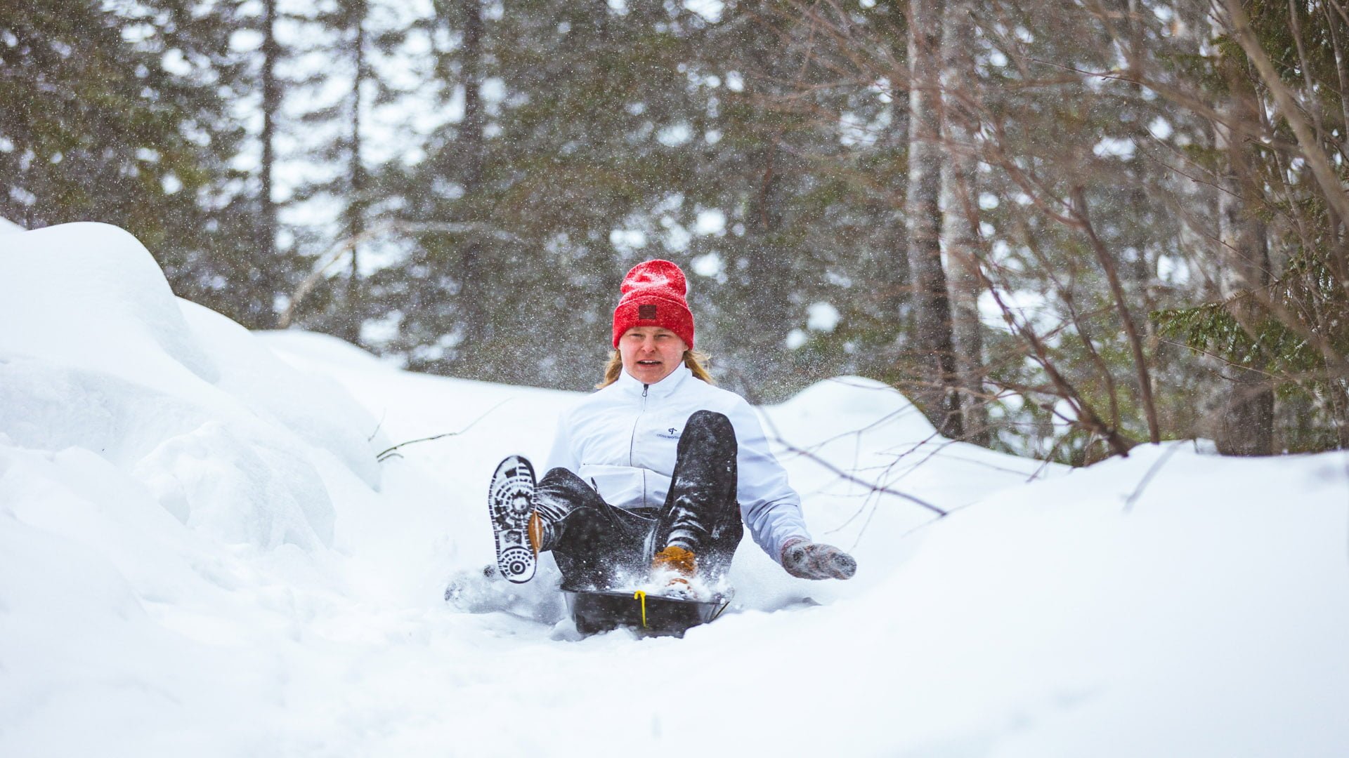 Kiparin ulkoilualue Rautavaaralla, mäenlaskua pulkalla