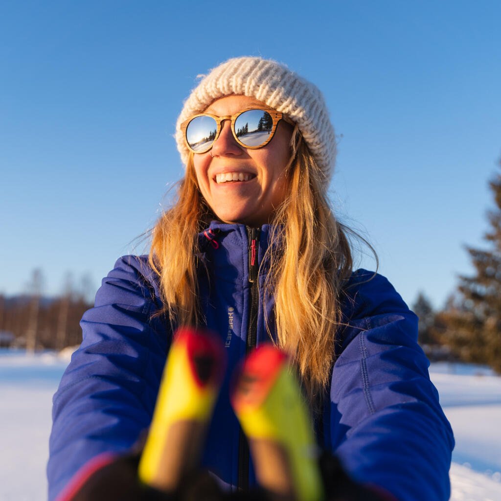 Näe ja koe! Nainen hiihtämässä auringonpaisteessa