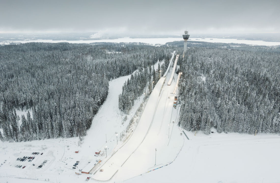 Puijon hyppyrimäet ja tuolihissi. Hissin ala-asema ja lähin pysäköintialue vasemmassa alakulmassa.