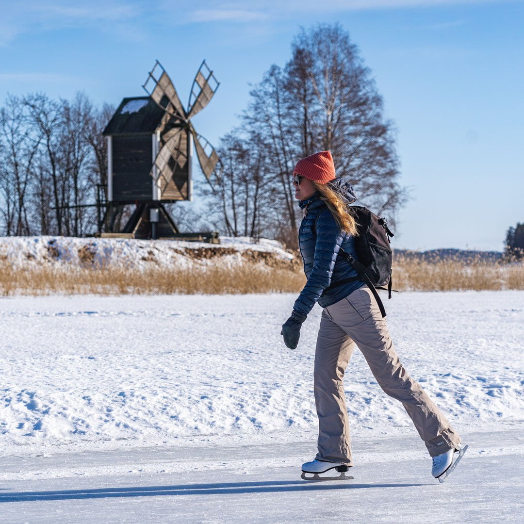 Hiihtoloma Kuopiossa, luistelija Kallaveden jääradalla