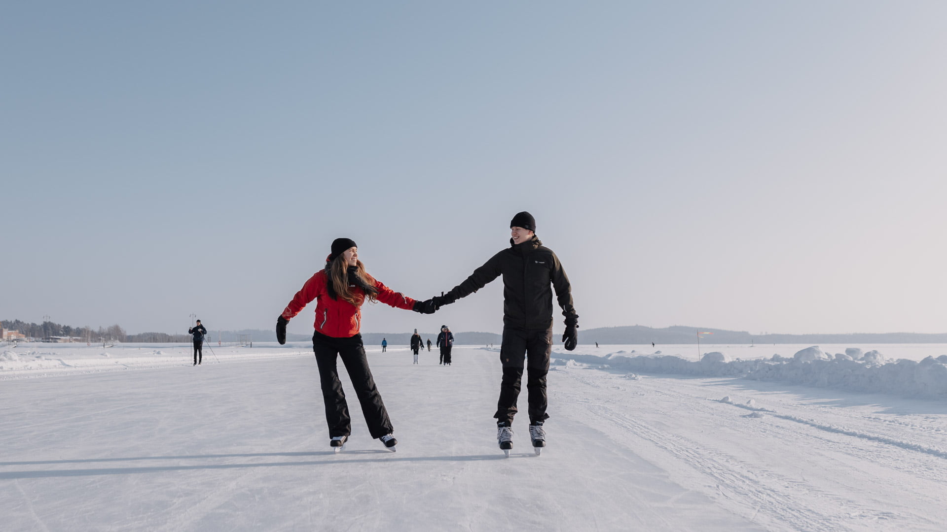 Luistelua Kallaveden jääradalla